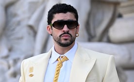 Bad Bunny luce corbata de trenza de pelo en la Semana de la Alta Costura 
