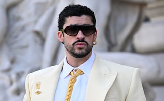 Bad Bunny luce corbata de trenza de pelo en la Semana de la Alta Costura 