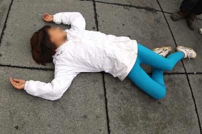 Muere niña tras ser "brutalmente" golpeada por su padre y madrastra