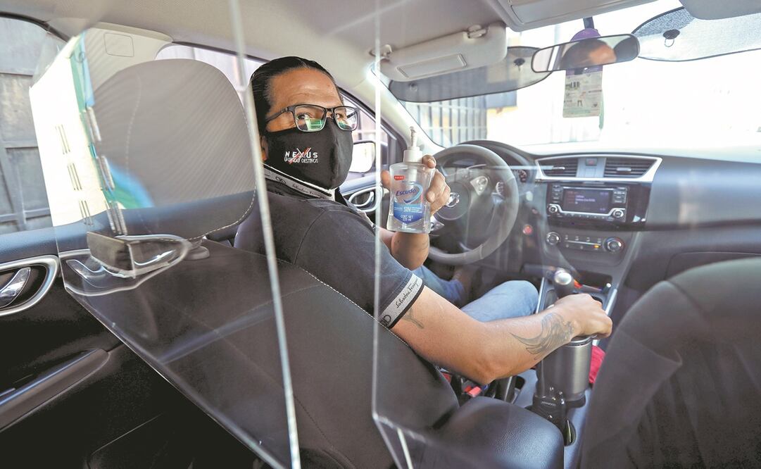 Erick Barrios, taxista desde hace 30 años, instaló paneles de acrílico en su vehículo para evitar la propagación del coronavirus en alguno de los viajes que realiza. Foto: Jorge Alvarado. EL UNIVERSAL