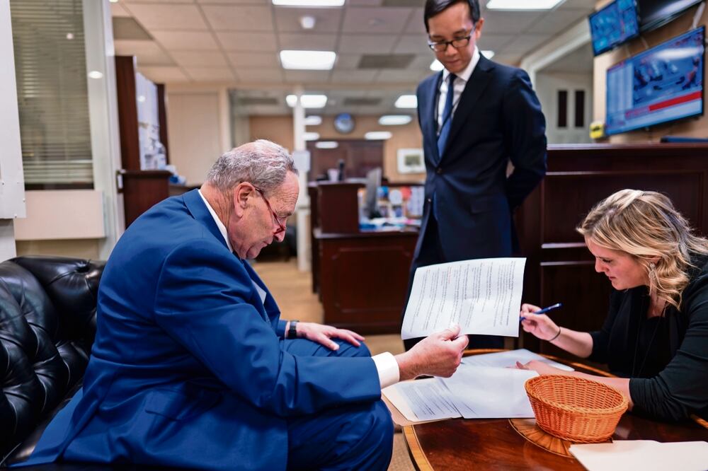 El legislador estadounidense Chuck Schumer (izq.) asegura que la FEND Off Fentanyl Act le dará al presidente de EU el poder de permitir que las fuerzas del orden incauten dinero de los narcos y sancionar a los cárteles. Foto: AP