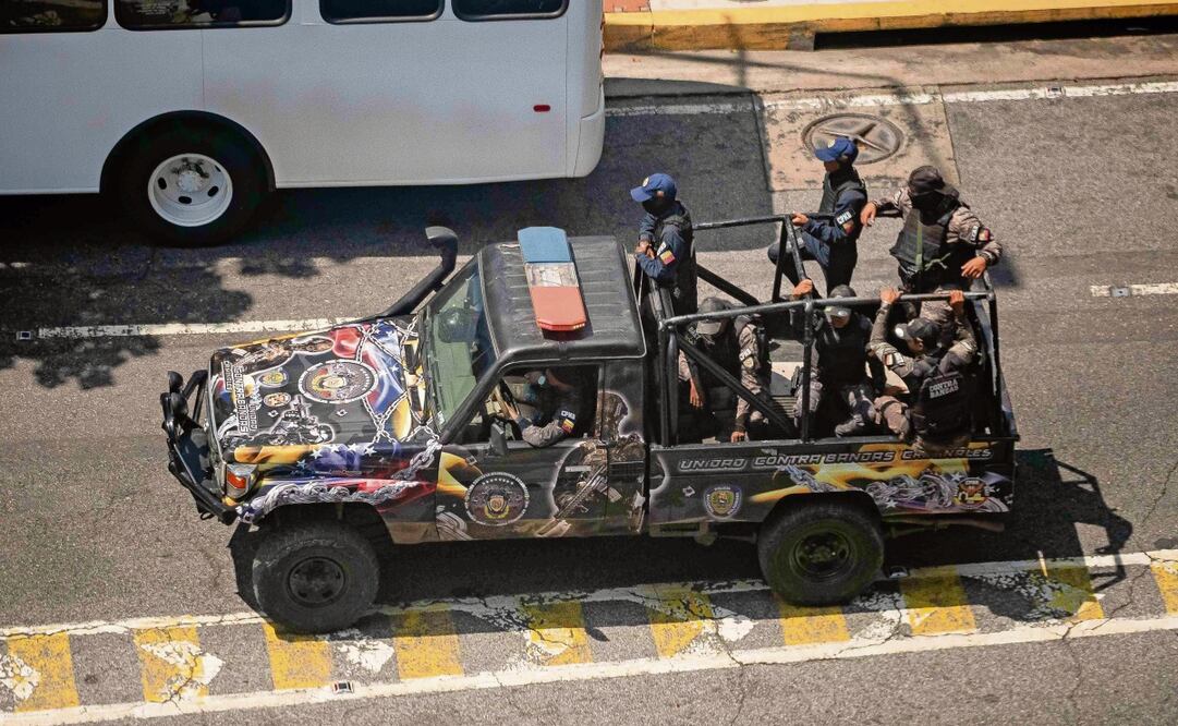 Integrantes de la Policía Nacional Bolivariana ayer en un recorrido por calles de Caracas tras el apagón eléctrico. Ronald Pena / EFE