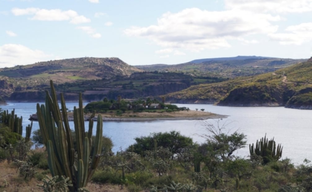 Punta Xodhé: cabañas rústicas frente a una presa en Querétaro 