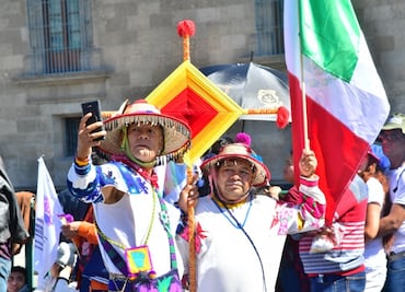 Impiden a indígenas pasar a templete para entregar bastón de mando a AMLO