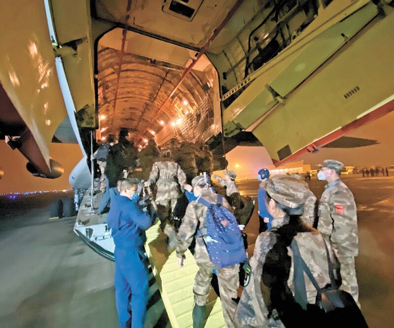 El equipo de ayuda de la Universidad Médica del Ejército al partir a Wuhan, en Chongqing, en el suroeste de China. Foto: XINHUA
