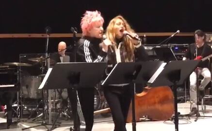 Paulina Rubio comparte escenario con Cyndi Lauper