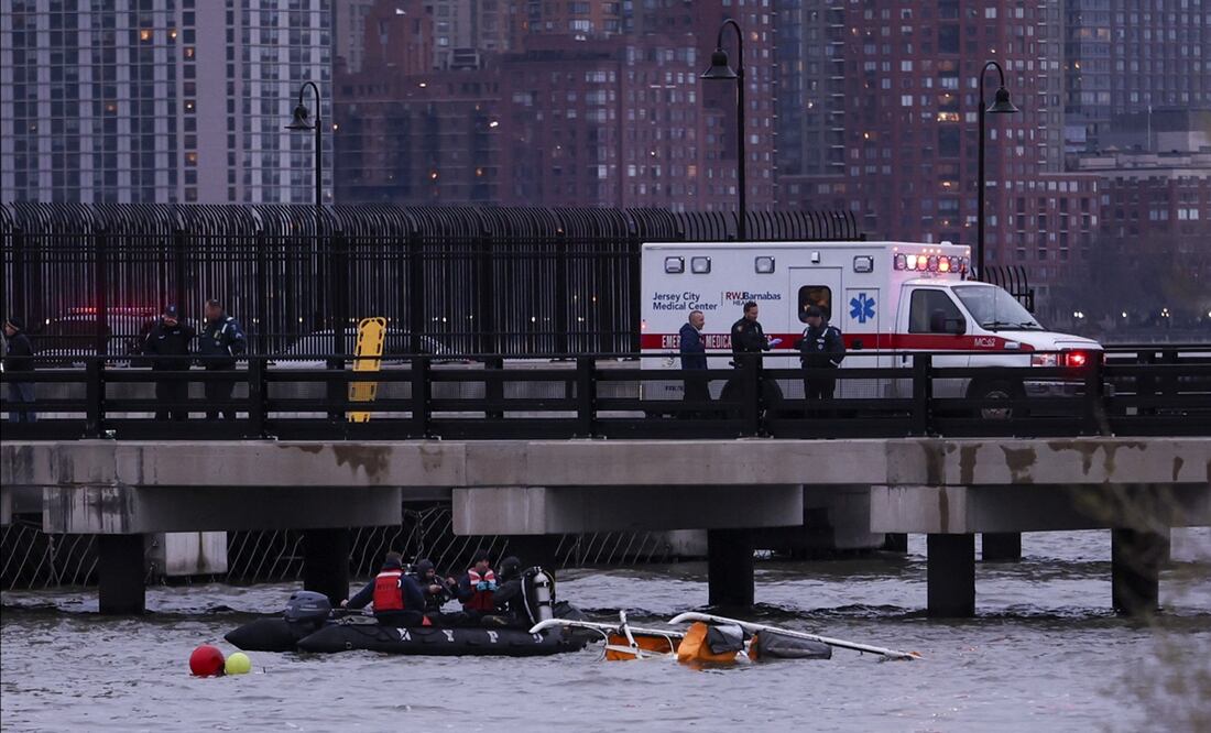 Equipos de emergencia entran al agua tras el accidente de un helicóptero en el río Hudson en Nueva York, Estados Unidos, el jueves 10 de abril de 2025. Foto: EFE