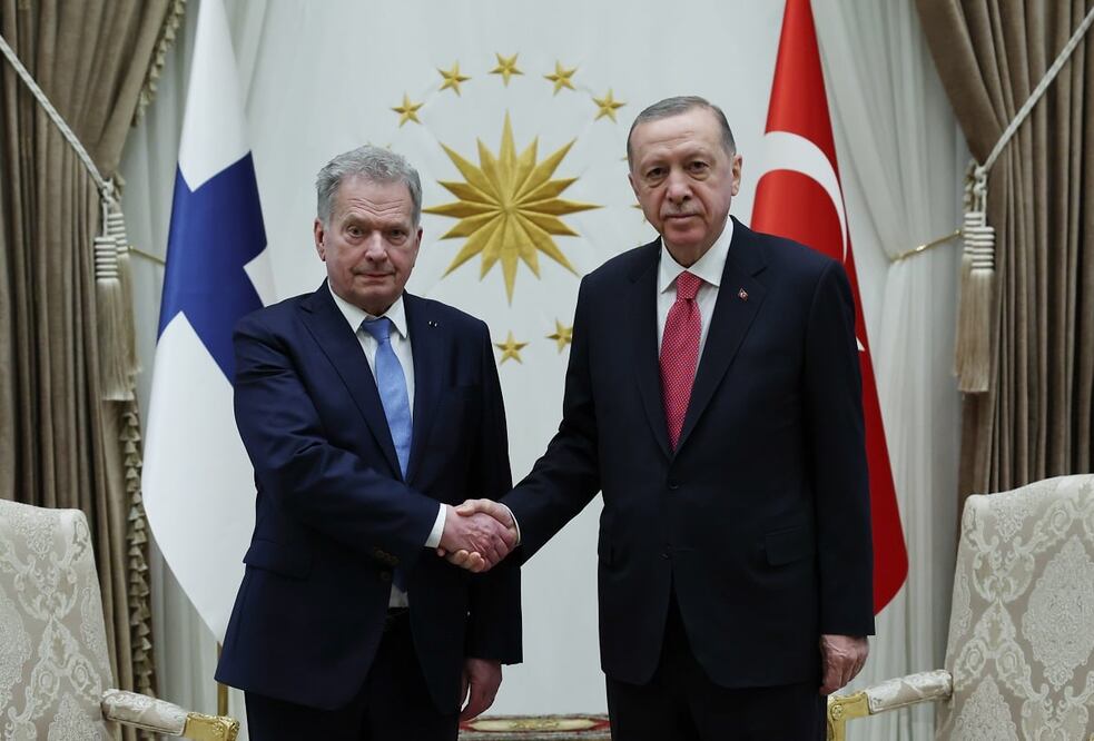 El presidente de Finlandia, Sauli Niinisto (izq.), y el mandatario turco, Recep Tayyip Erdogan, antes de su reunión en el palacio presidencial de Ankara. Foto: EFE
