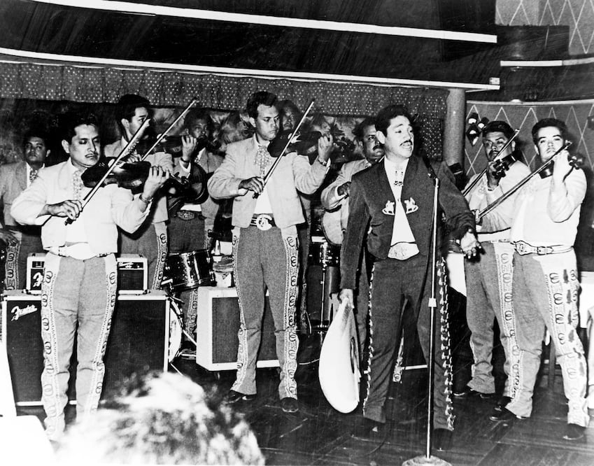 En 1948, Javier Solís ya cantaba con grupos de mariachis en Garibaldi y en calles del centro de la capital. Fotos: Fototeca El Universal