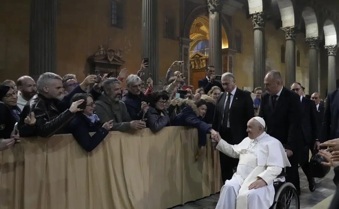 El papa Francisco saluda a fieles tras la misa del Miércoles de Ceniza en la basílica de Santa Sabina, en Roma. Foto: AP