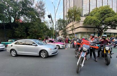 Motociclistas cierran avenida Álvaro Obregón tras no llegar a acuerdo con autoridades capitalinas