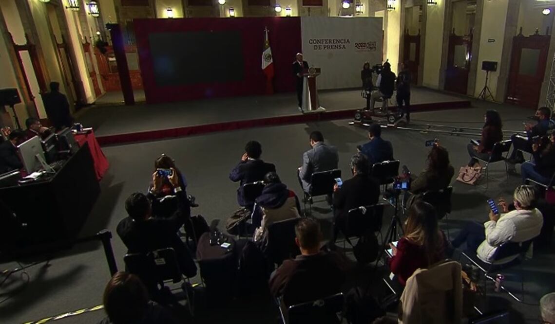 En el salón Tesorería de Palacio Nacional las lámparas de luz comenzaron a apagarse y prenderse hasta quedar casi a obscuras el recinto. Foto: especial