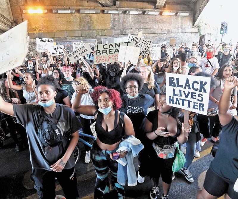 Presencia. Partidarios del movimiento Black Lives Matter se reúnen para protestar contra la brutalidad policial protestar. Foto: FACUNDO ARRIZABALAGA. EFE