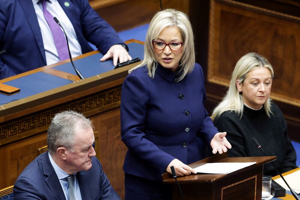 Una fotografía publicada el 3 de febrero de 2024 por la Asamblea de Irlanda del Norte muestra a la recién nombrada primera ministra de Irlanda del Norte, del partido Sinn Fein, Michelle O'Neil. Foto: AFP