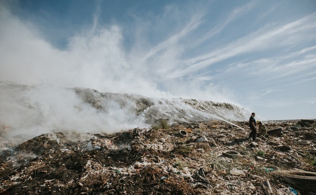 Con tres unidades, 18 elementos de bomberos y el uso de maquinaria pesada que removió la basura, se logró controlar lo más fuerte del incendio. Foto: Especial