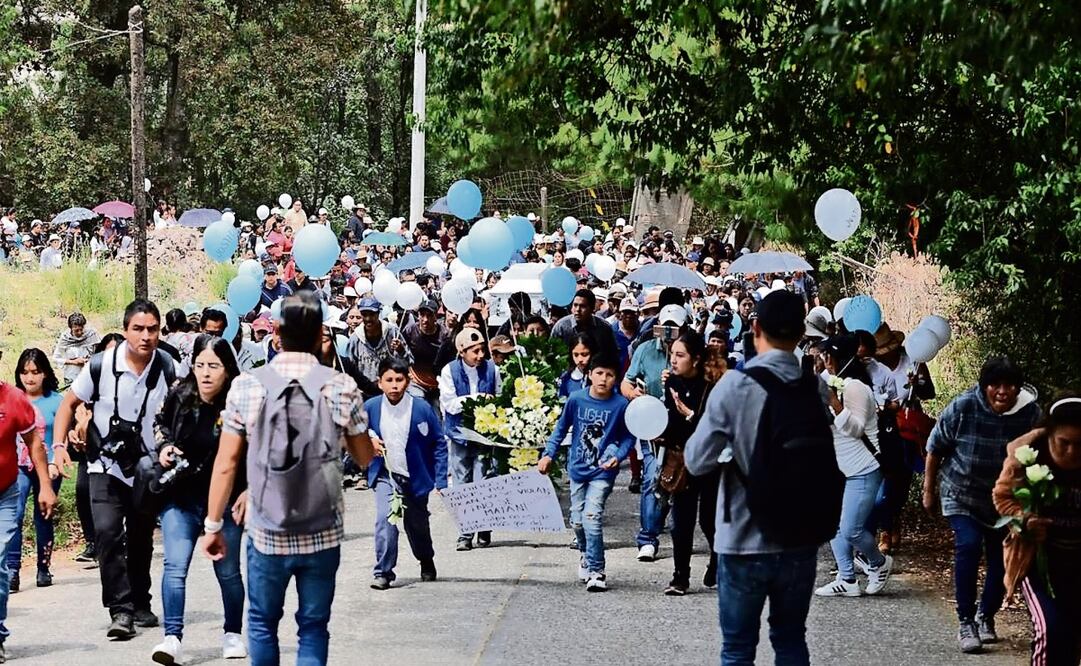 Con globos blancos y flores, compañeros de escuela acompañaron a Toñito, camino al cementerio. Foto: Alejandro Vargas / EL UNIVERSAL