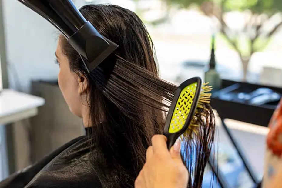 Seca tu cabello con un cepillo plano para un resultado completamente liso. Foto: Unsplash