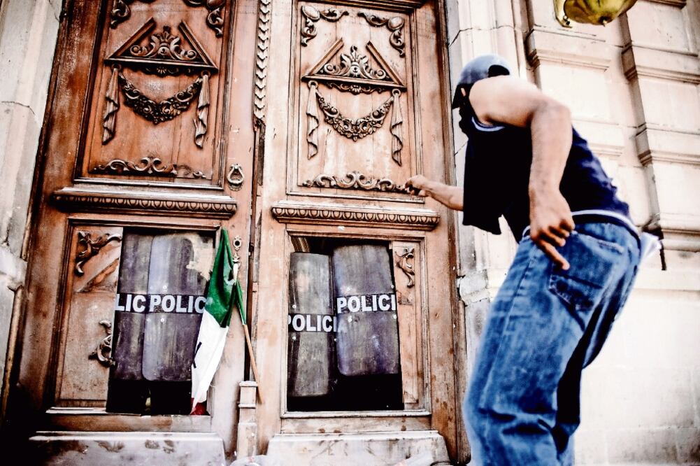 Manifestantes dañaron armas, banderines y documentos de la Independencia de México, tras ser arrojadas bombas molotov a un museo dentro del recinto (ROBB ALARCÓN. CUARTOSCURO)