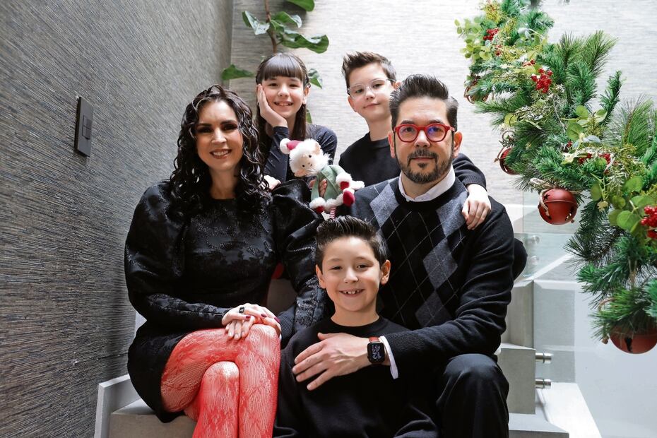Andrea Torre y Pedro Ortiz de Pinedo son padres de Regina, Federico y Diego, con quienes han creado dinámicas de convivencia. Foto: de GABRIEL PANO. EL UNIVERSAL