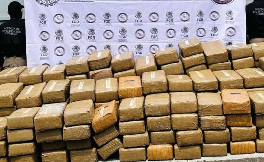 La FGR aseguró 3.23 toneladas de marihuana, una de cianuro de sodio, 724 kilogramos de metanfetamina y 46.8 kilogramos de cocaína. Foto: FGR