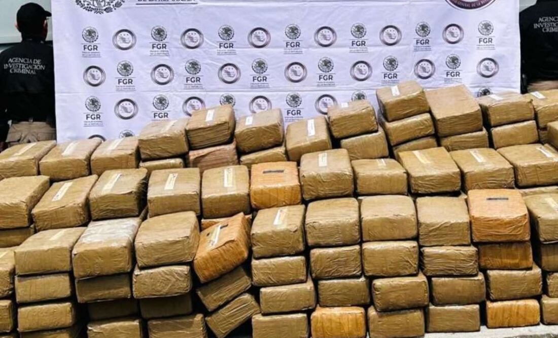La FGR aseguró 3.23 toneladas de marihuana, una de cianuro de sodio, 724 kilogramos de metanfetamina y 46.8 kilogramos de cocaína. Foto: FGR