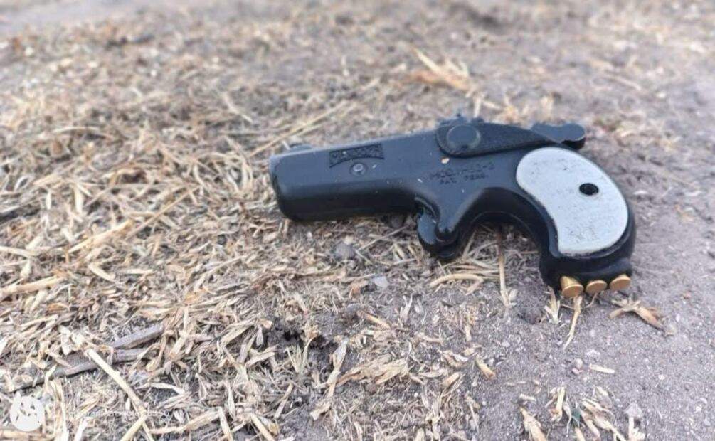 En el lugar fue asegurada un arma de fuego calibre .22 (22/04/2025). Foto: Especial