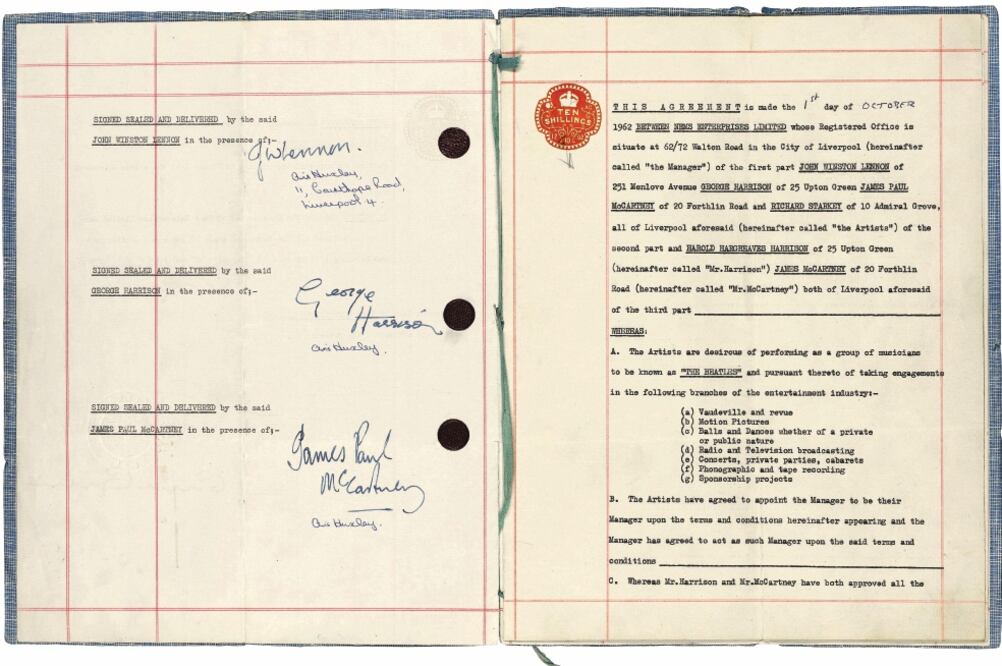 Los integrantes del grupo rubricaron pocos días antes de publicar su primer sencillo, “Love me do”, el documento (EFE)