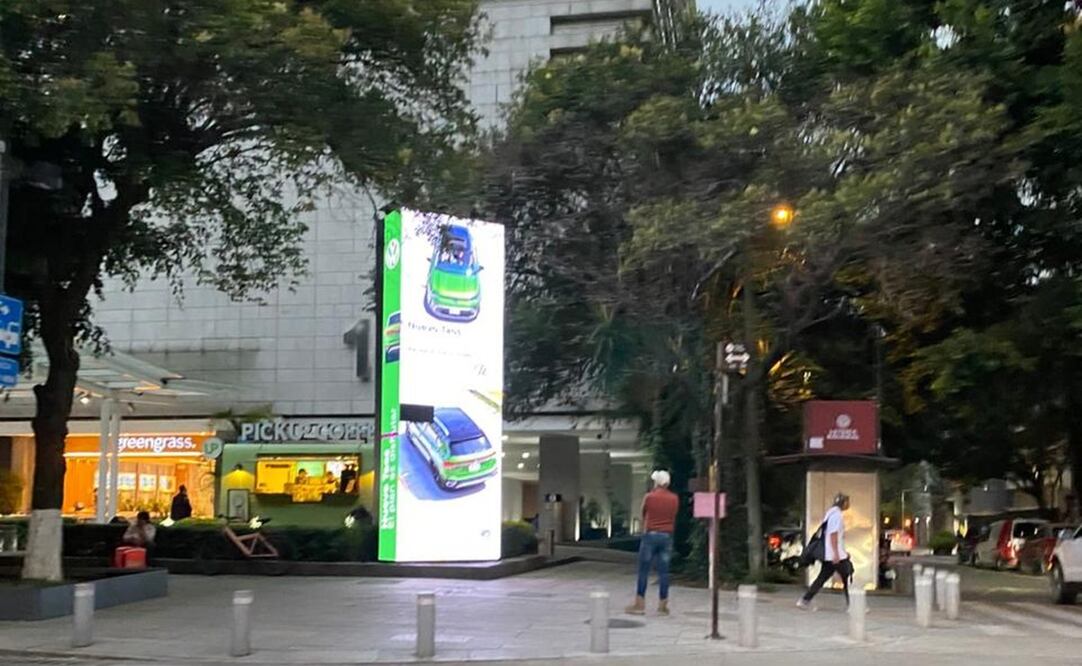 Tótem publicitario luminoso de nueve metros de altura en Masaryk 111. Foto: Especial