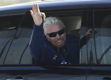 Multimillonario Richard Branson llega al espacio en nave de Virgin Galactic