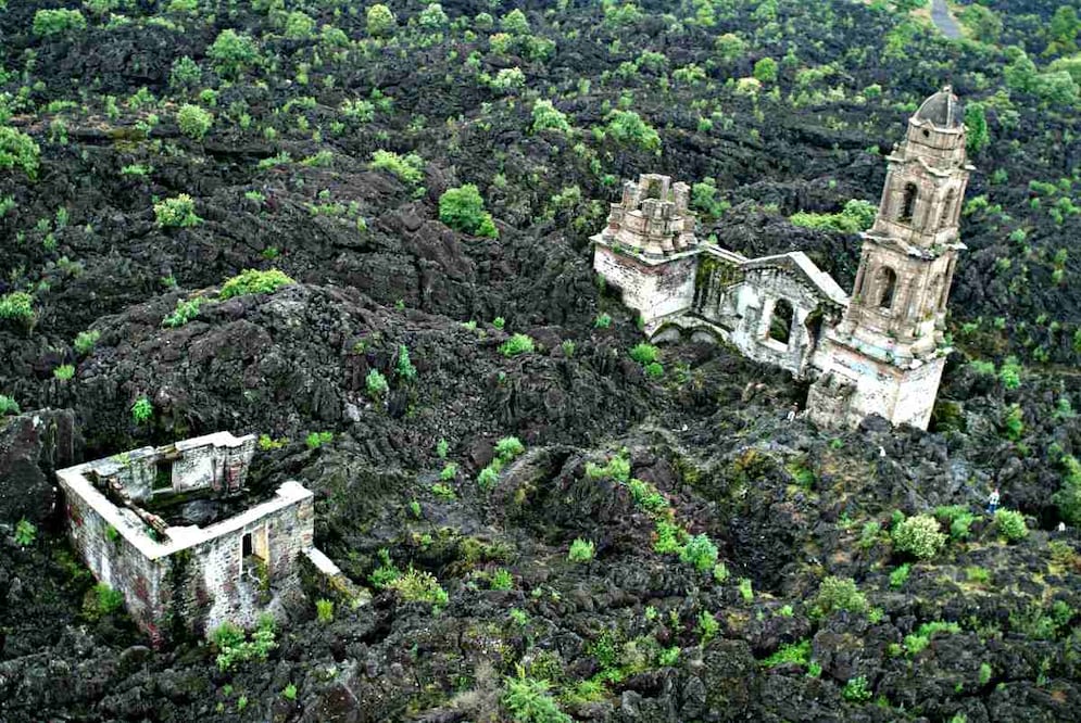 El templo enterrado en un mar de lava petrificada en San Juan Parangaricutiro. Foto: Secretaría de Turismo de Michoacán