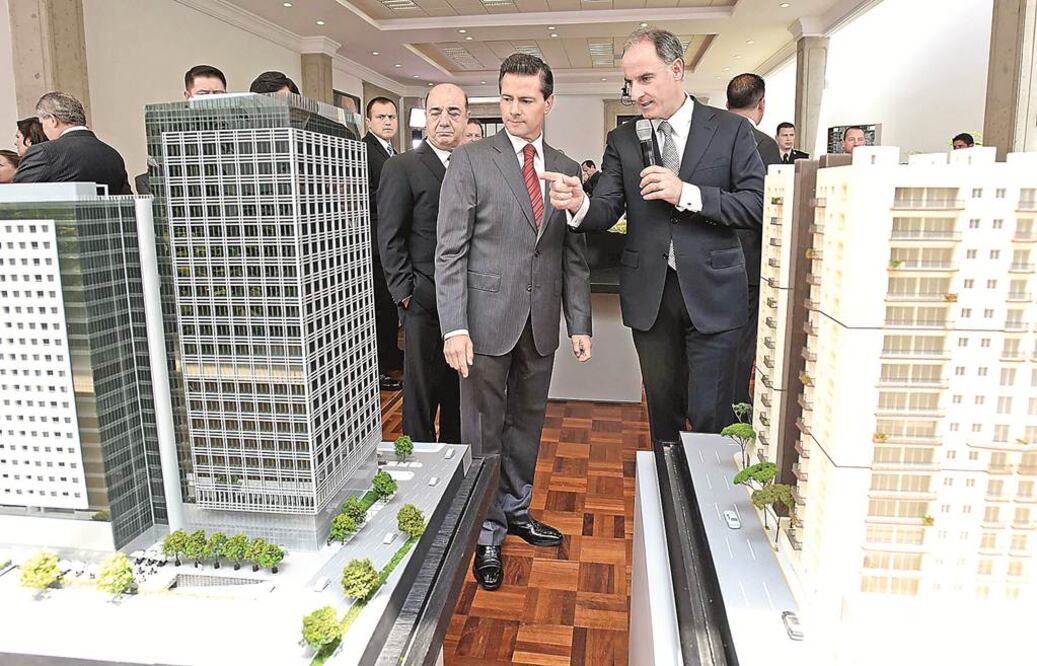 El presidente Enrique Peña Nieto y el titular de la Sedatu, Jesús Murillo Karam, reciben explicaciones sobre nuevos proyectos inmobiliarios en marcha. Foto Especial