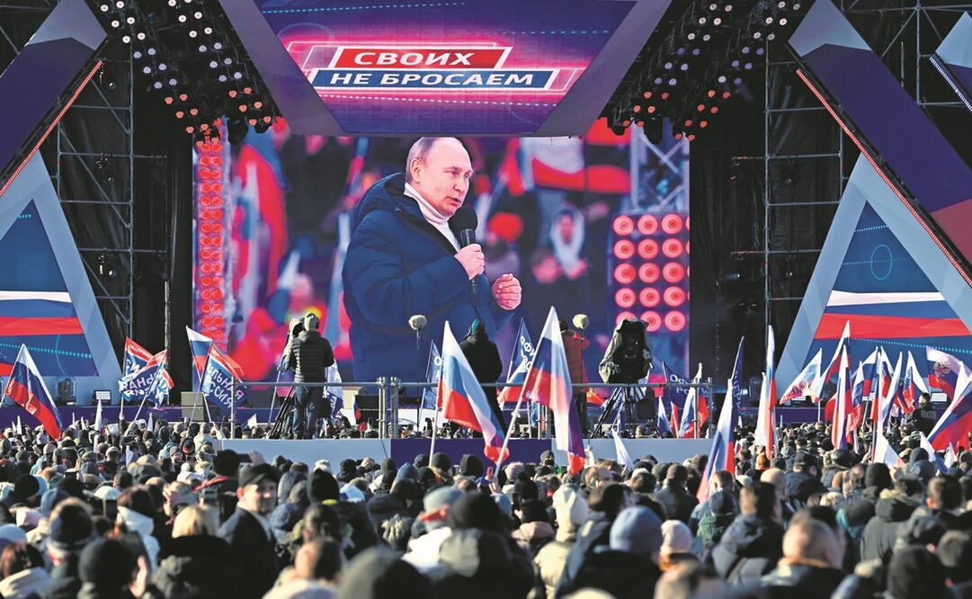 Ante más de 200 mil personas, según las autoridades, el presidente ruso Vladimir Putin apareció ayer en un estadio de Moscú y se deshizo en elogios hacia sus tropas. Foto: Vladimir Astapkovich/ AP