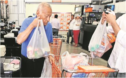 Adultos mayores no regresarán a Walmart; clientes no quieren que terceros empaquen sus compras