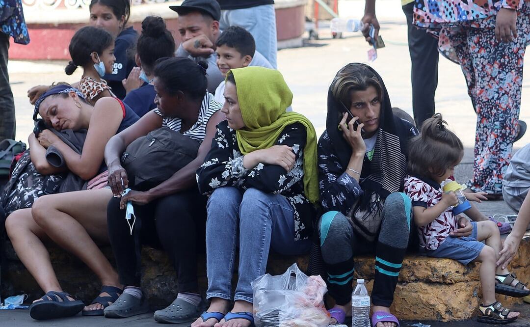 Personas migrantes de diversas nacionalidades permaneces en un parque público. Foto: Ilustrativa. EFE