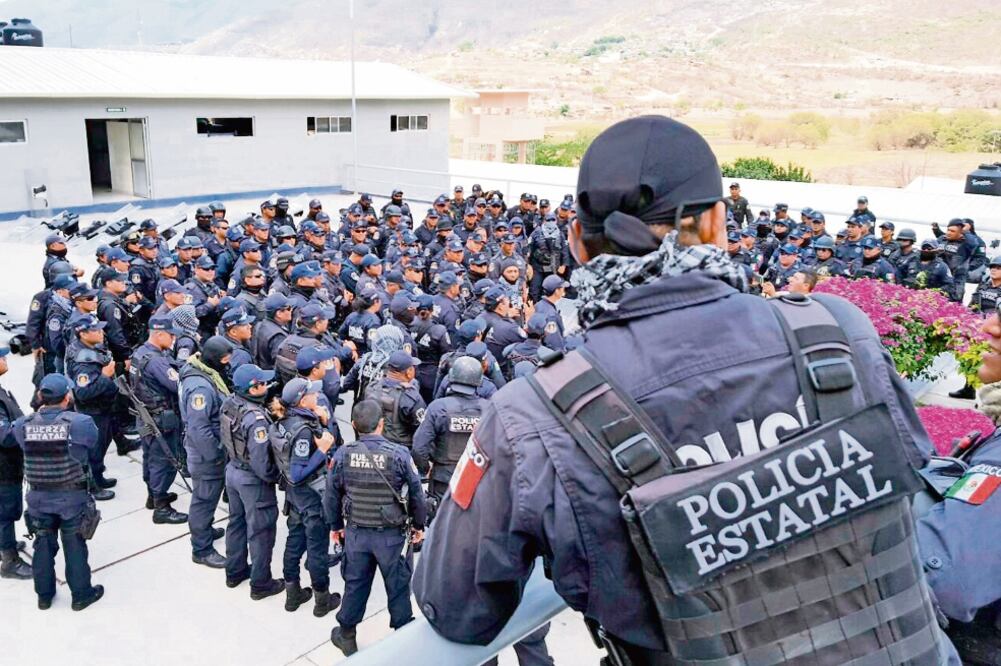 El pasado 30 de mayo, policías estatales se manifestaron frente al cuartel central de Chilpancingo porque se les informó que su horario laboral cambiaría (ARCHIVO EL UNIVERSAL)