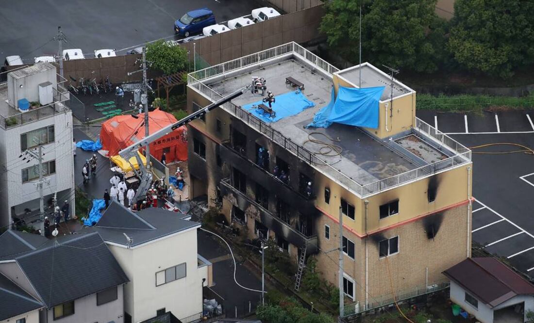 Tres horas después estaba casi apagado aunque seguía saliendo humo de algunas ventanas (Foto: AFP)