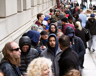 Canadienses hacen largas filas para comprar marihuana tras su legalización