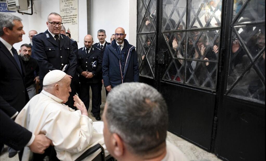 Como es su tradición, el papa Francisco acudió a la cárcel romana Regina Coeli, pese a su convalecencia por sus problemas de salud, para celebrar con algunos presos este Jueves Santo, el 17 de abril de 2025. Foto: AP