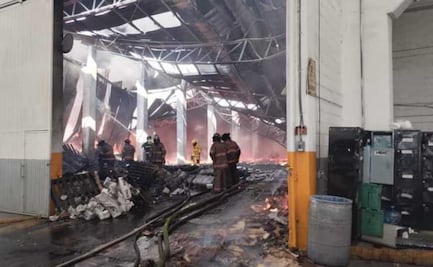 Fuerte incendio en fábrica de plásticos y unicel en Ecatepec desata movilización de servicios de emergencia
