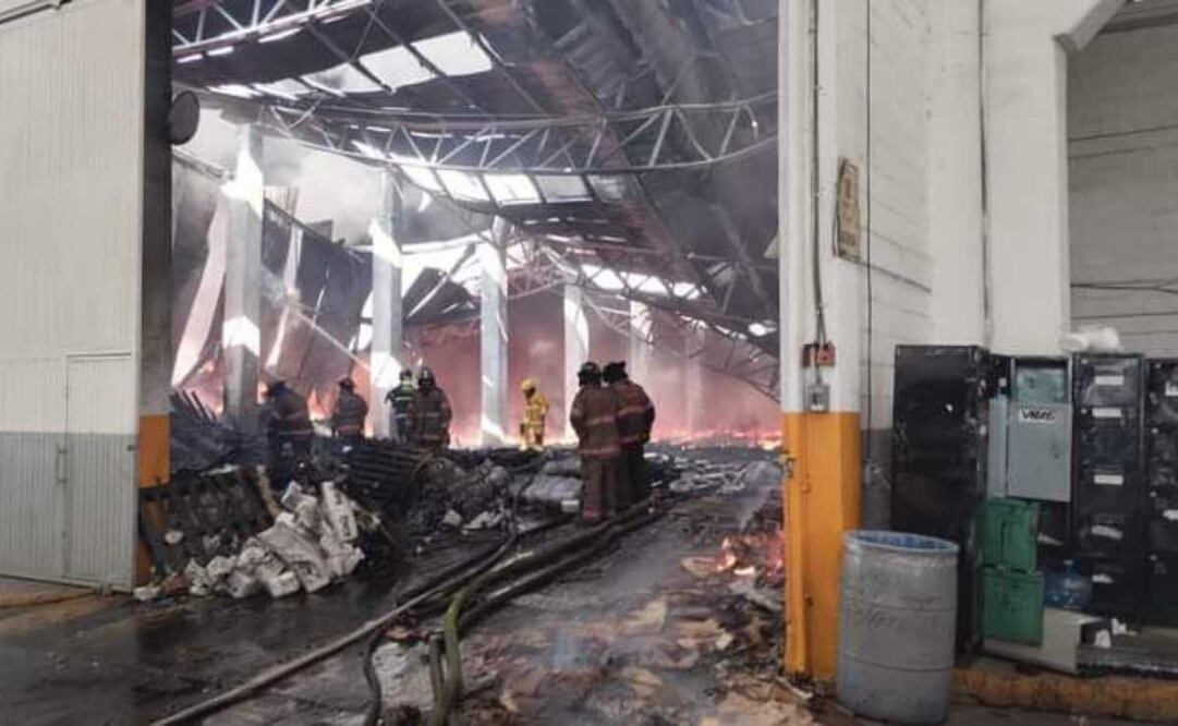 La columna de humo negro alcanzó varios metros de altura, al igual que las llamas que se han expandido en el interior del inmueble localizado en la avenida Vicente Lombardo Toledano. Foto: Especial