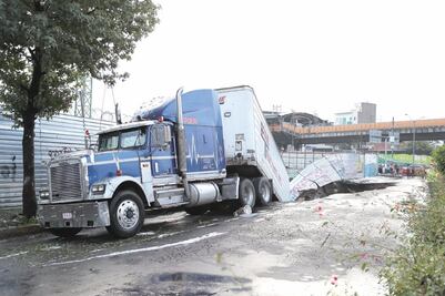 Lluvias provocan socavón en V. Carranza 