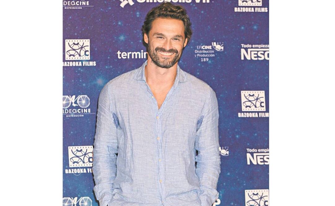 Sánchez se cuela entre los personajes de Marta Hazas y Javier Veiga. Foto: CLASOS