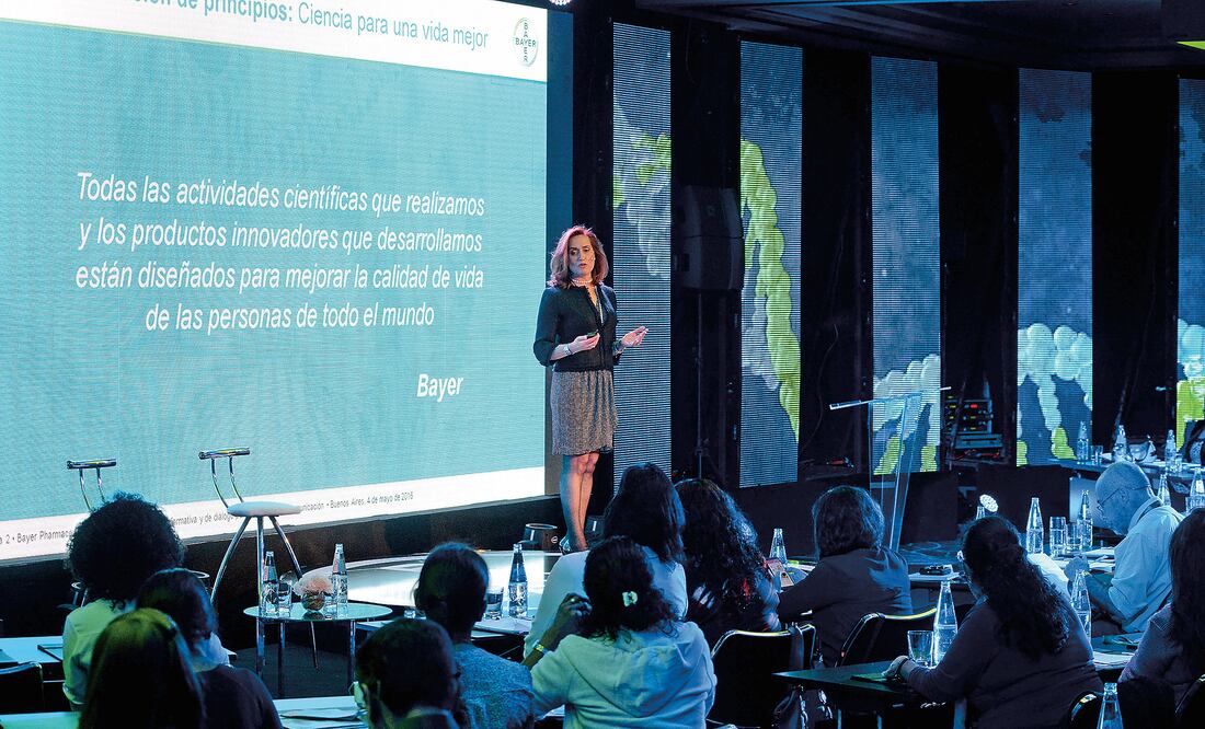 Laura González-Molero, presidenta de Bayer Pharmaceuticals Latinoamérica, en conferencia en Buenos Aires (CORTESÍA BAYER)