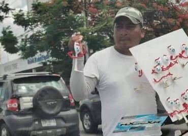Hombre vende muñecos de “Forky” a 25 pesos en Mérida