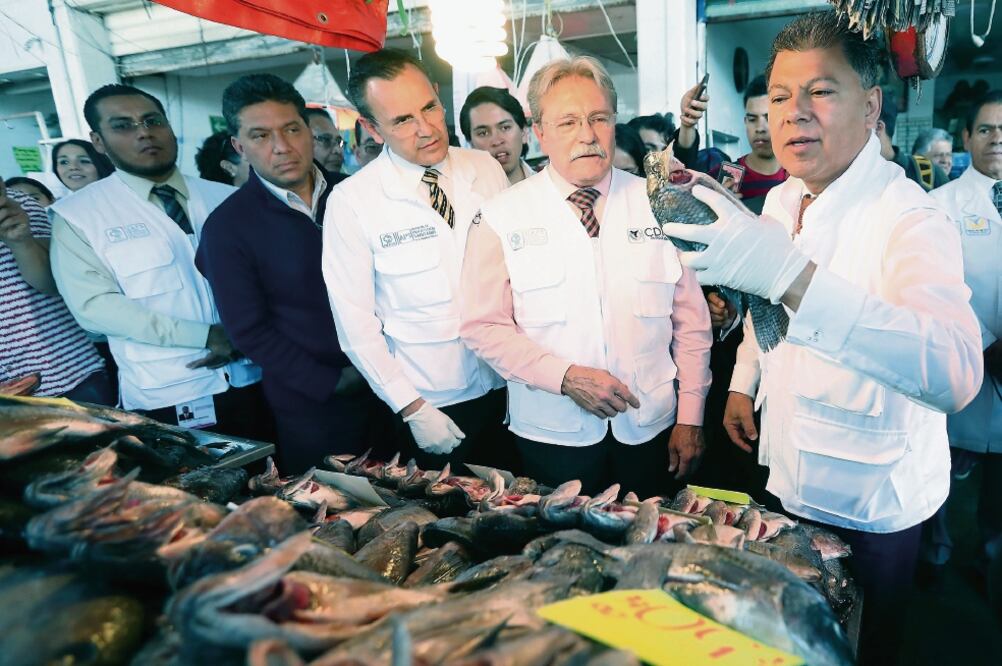 El secretario de Salud, Román Rosales, comprobó la frescura de los productos ofertados en el mercado de La Nueva Viga. (FOTO: ARIEL OJEDA. EL UNIVERSAL)