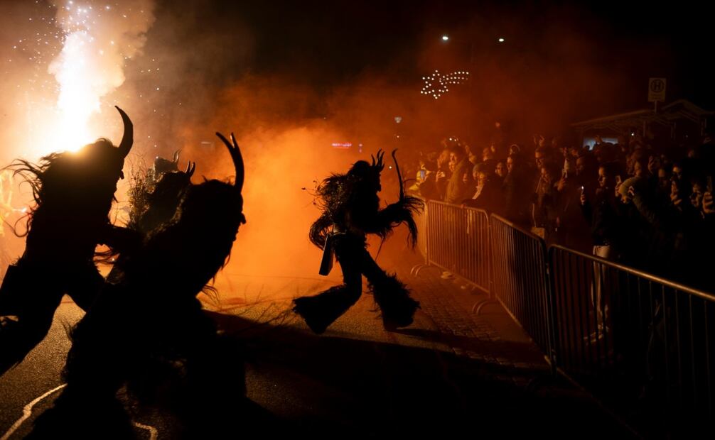 Las personas vestidas de Krampus se encargan de asustar a los visitantes (17/12/2024). Foto: AP