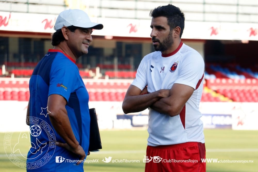 Twitter. José Cardozo platicando con Christian Pellerano