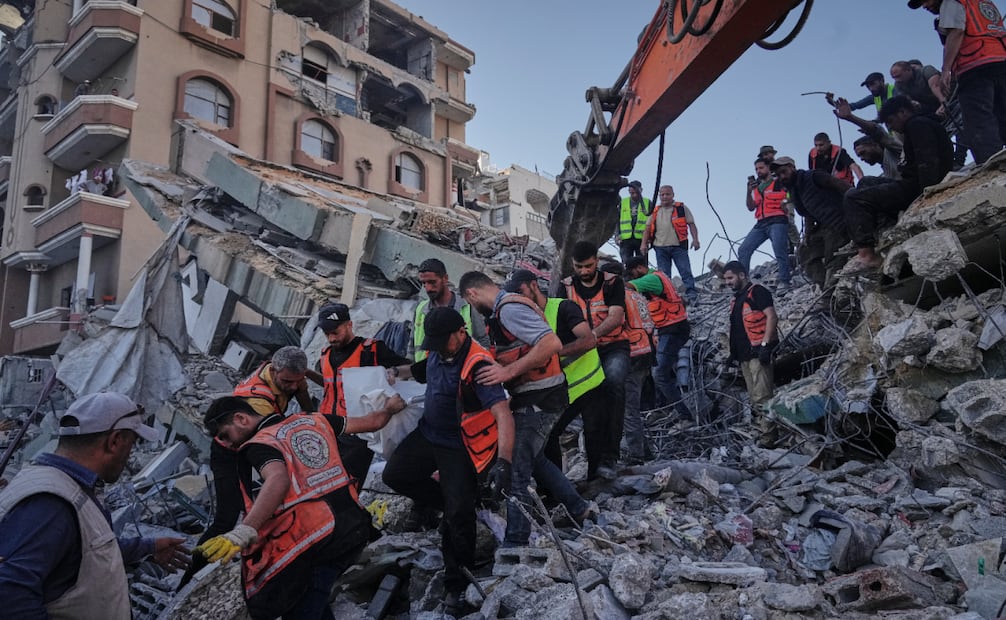 La Defensa Civil explicó que tenía que trabajar con "equipos limitados y herramientas rudimentarias". Foto: AP