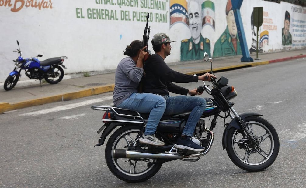Partidarios armados del presidente venezolano Nicolás Maduro circulan en motocicleta a la entrada del barrio 23 de Enero. 03/01/26  Foto: Pedro Mattey / AFP