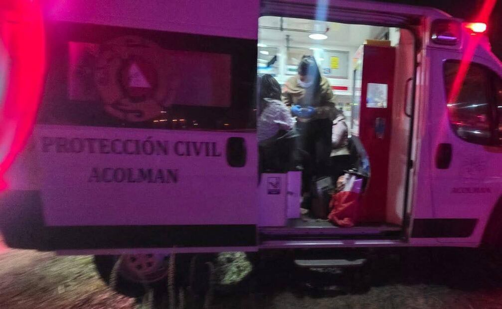 Elementos de Protección Civil de Acolman atienden a heridos. Foto: Especial